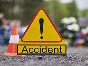 Two dead as car rams into stalled truck on Mumbai-Pune Expressway